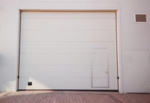 테라스의 매력을 극대화하기: 새로운 차고 문 설치가 당신의 집을 변화시킬 수 있는 방법